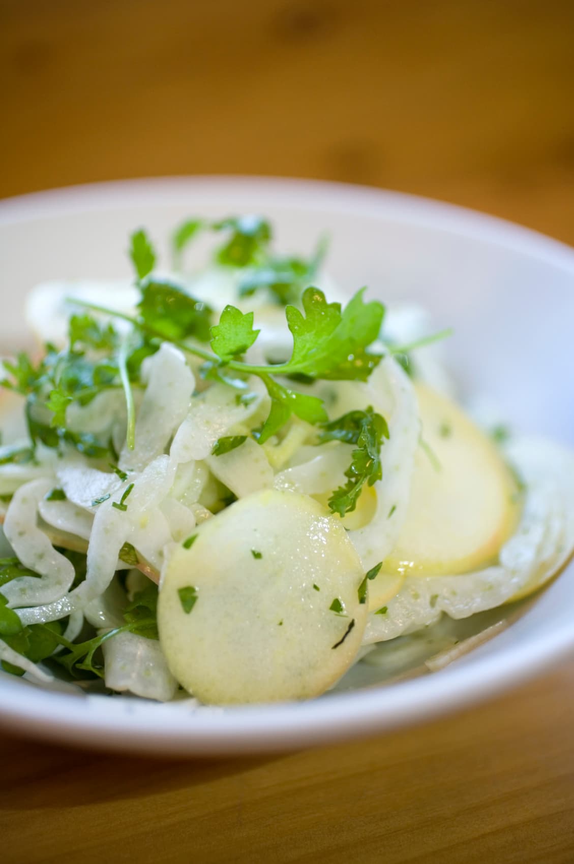 Ensalada de manzana, hinojo y pasas. El hinojo y la manzana verde fueron creados para estar juntos. Si jamás probaste esta combinación, ¡anímate! Checa esta receta provista por el chef Marc Vetri, fundador de los restaurantes Vetri Family (EEUU).