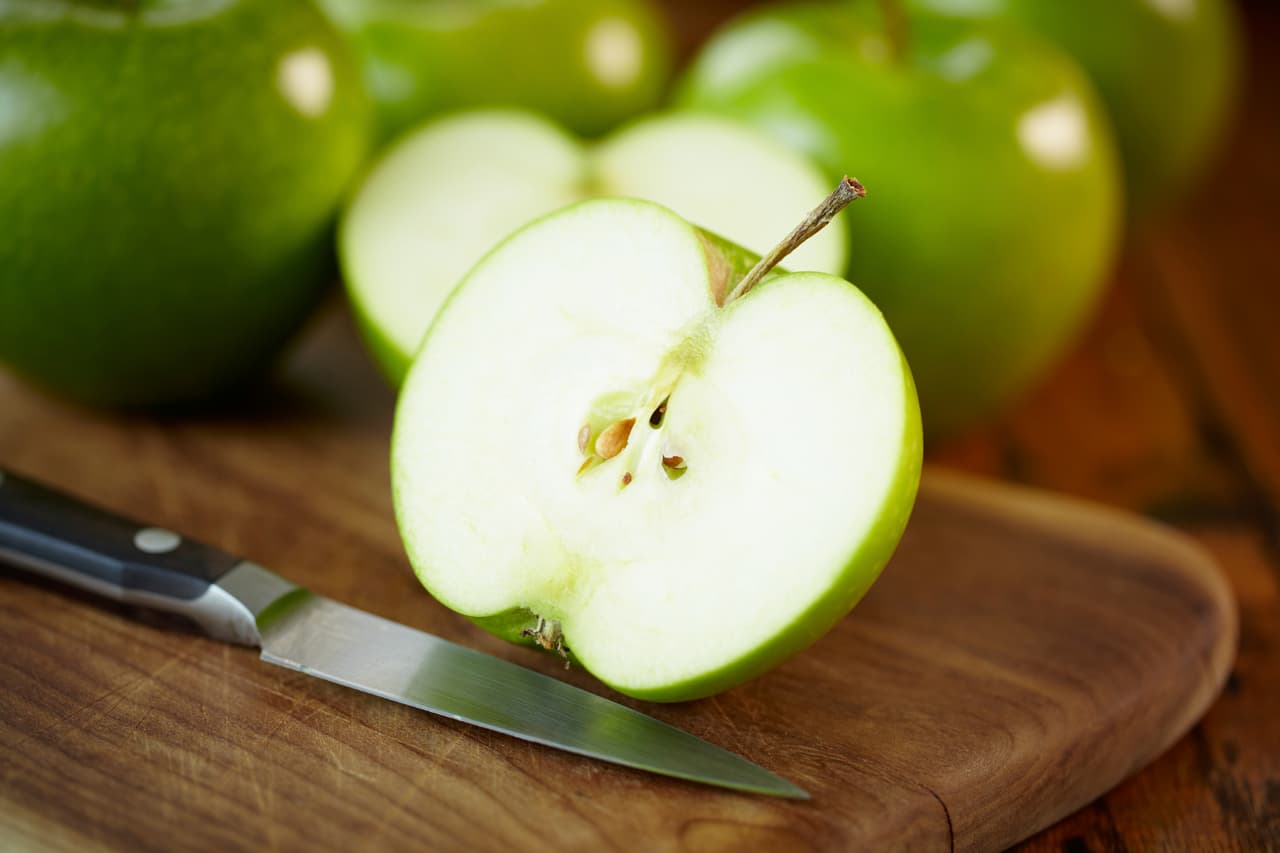 Rebana en láminas finas una manzana (verde es mejor) y mézclala con el hinojo, 1/2 taza de pasas, 1/4 taza jugo de limón, 1/4 taza jugo de naranja, 1 cucharada de tomillo fresco (o 1/2 cucharadita si tienes seco), y sal y pimienta al gusto.