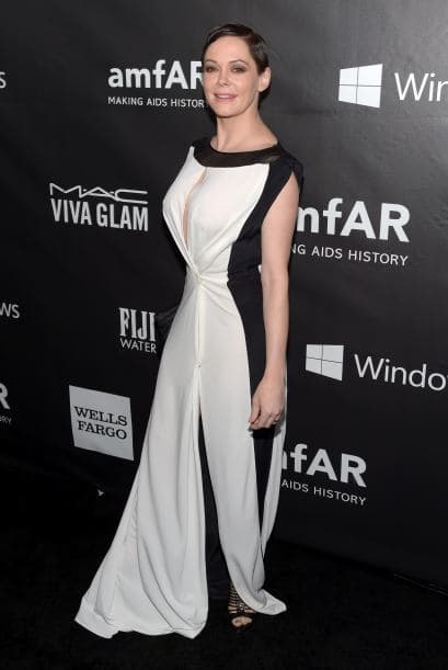 Tal parece que el vestido de Rose McGowan no fue terminado a tiempo, o al menos eso nos hizo pensar con el detalle delantero.