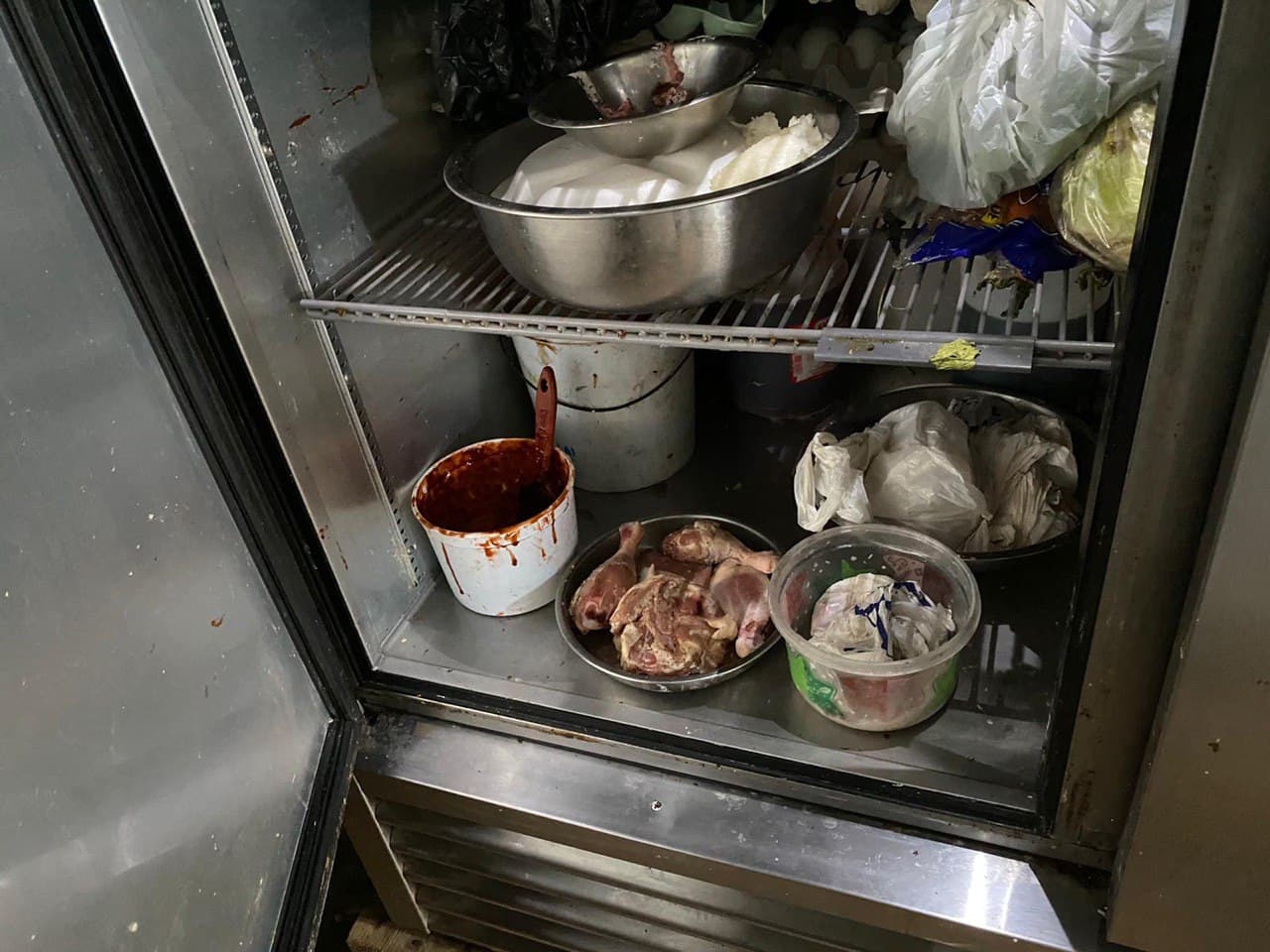 Las autoridades encontraron neveras con pedazos de carne cruda expuesta y otros alimentos mal almacenados.