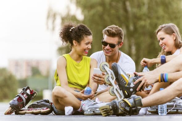Sobre ruedas. Invita a tus amigos a hacer ejercicio de la manera más divertida, pidiéndoles que lleguen en patines o en patineta, para bailar toda la noche así.