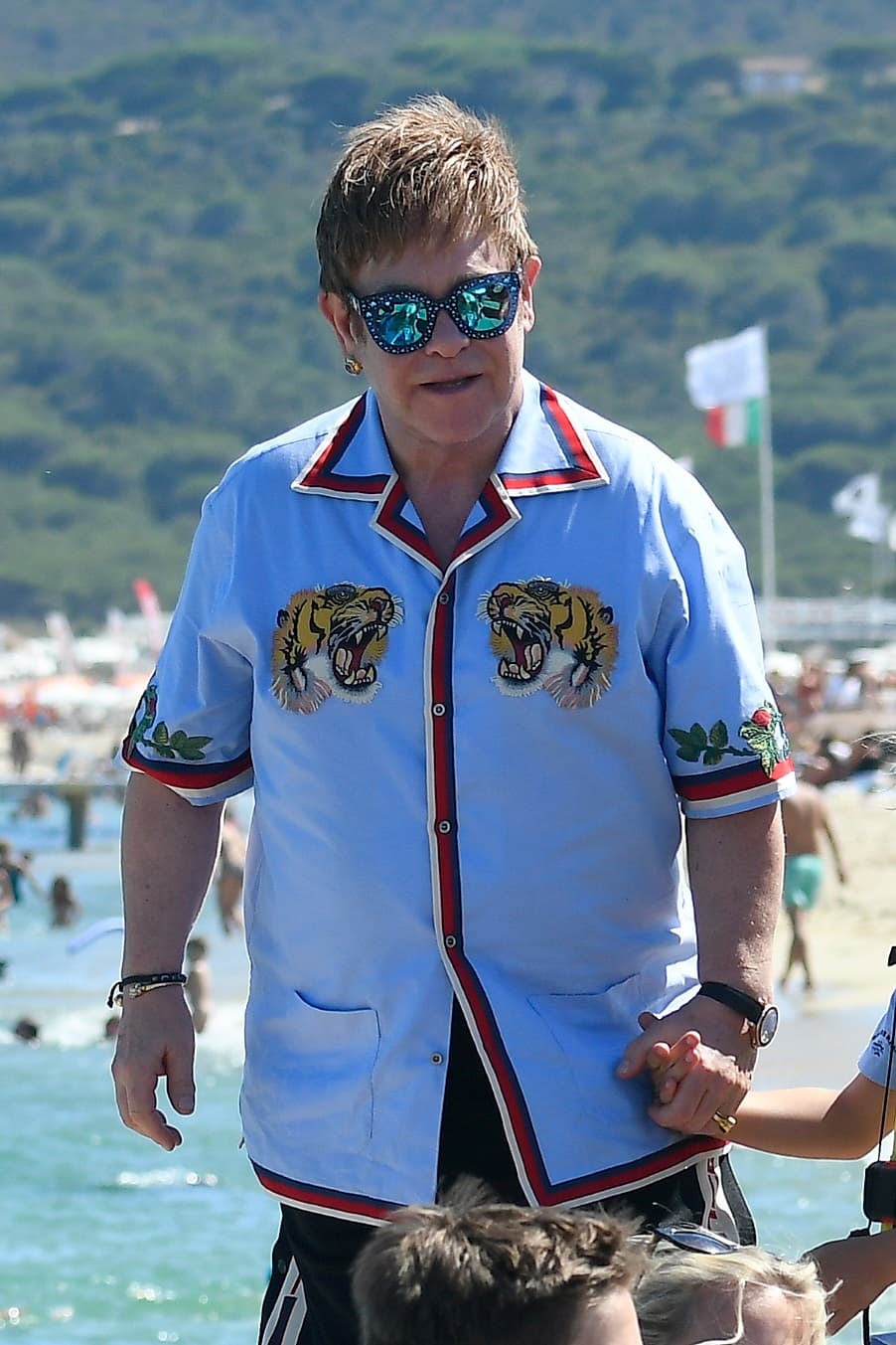 El famoso cantante se ha sometido a este procedimiento en numerosas ocasiones y ha necesitado varios injertos de pelo para evitar la calvicie.