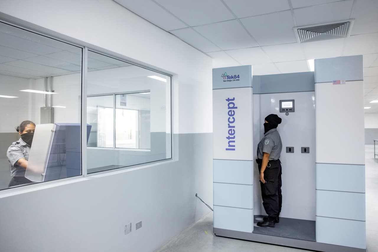 Llamada por el gobierno Centro de Confinamiento del Terrorismo, la megaprisión posee sistemas de vigilancia con circuitos de video y escáner para la revisión de quienes ingresen.