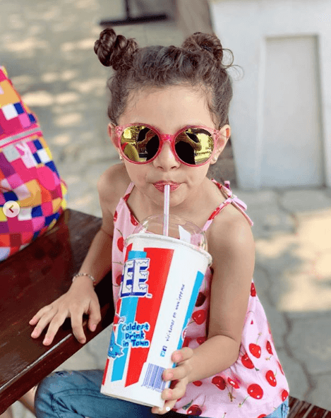 En otro momento se realizó retratos de ella solita. Aquí la vemos muy coqueta, posando para la cámara mientras disfruta una bebida.