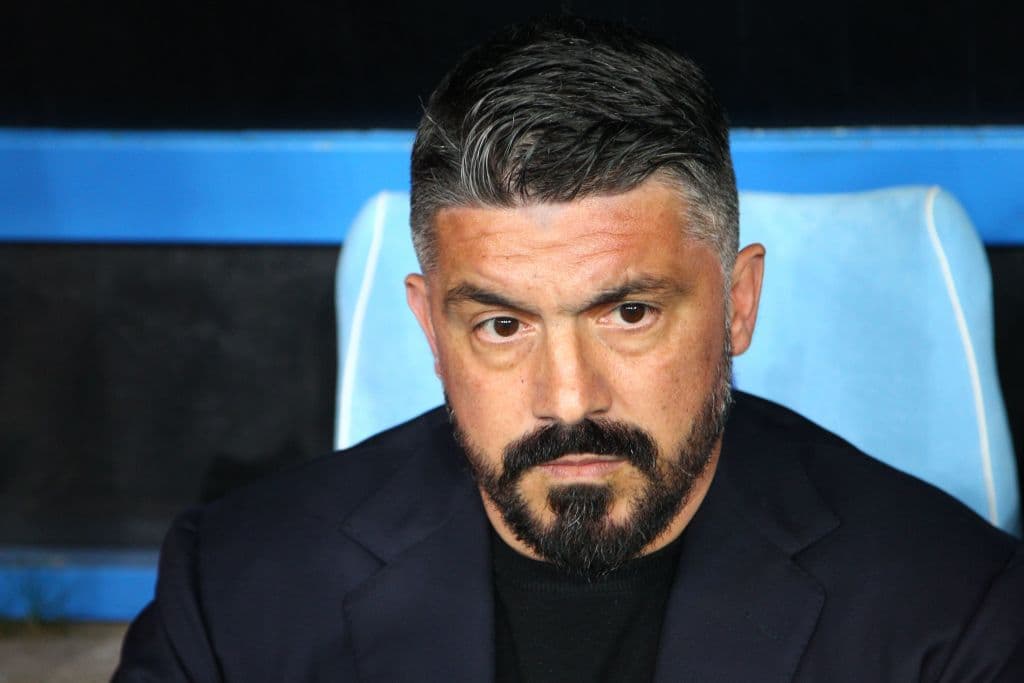 Gattuso luce muy pensativo en su banca mientras su equipo presiona muy arriba al Barcelona.