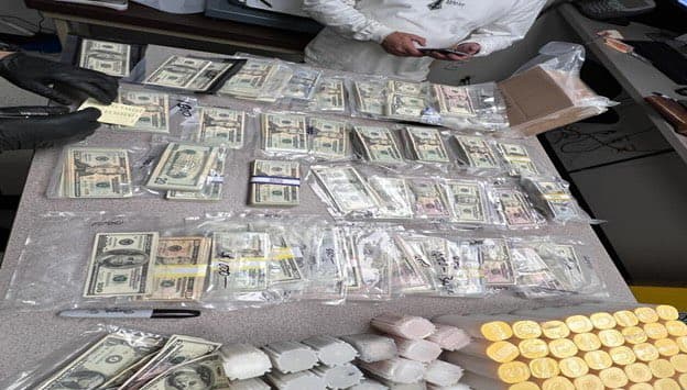 Dentro del búnker parecía haber varios contenedores de productos químicos, bolsas de polvo desconocido y cilindros de gases comprimidos, que requerían la asistencia de la División de Investigaciones Especiales de MCSO. Los detectives respondieron, utilizaron el equipo de seguridad adecuado, completaron una evaluación y determinaron que el búnker era seguro tal como fue construido. Durante la evaluación, se observaron drogas ilegales y armas de fuego a simple vista.