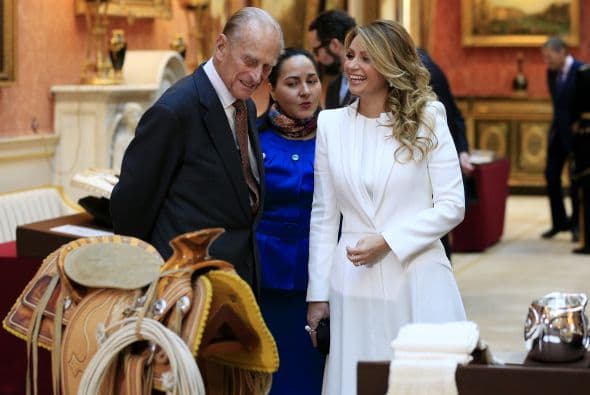 Noten que siempre estuvo acompañada por su traductora.