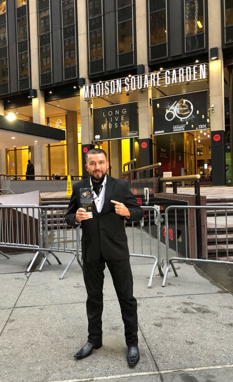 <b>Poncho Lizárraga</b> compartió esta foto antes de entrar al
<b>Madison Square Garden</b> y dijo que a pesar de no haberse llevado el
<b>GRAMMY</b>, ya eran ganadores por estár ahí.