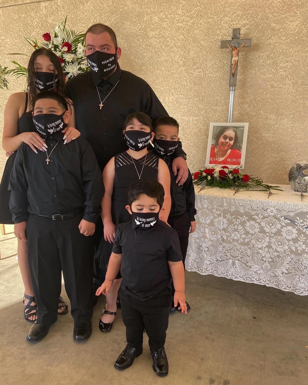 "Después duró otros días más y le empezaron a fallar los pulmones y pasaron días y me llamó el doctor y me dijo que tenía que tomar una decisión", dijo Juan José quien tuvo que vivir todo este episodio vía Zoom, incluso el último adiós cuando su madre estaba cerca de morir.