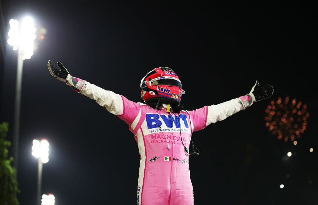 Fue hasta el Grand Prix de Sakhir, donde realiza la hazaña y queda en primer lugar. Algo histórico, pues 50 años después, un piloto mexicano vuelve a hacer sonar su himno nacional en la Formula 1.