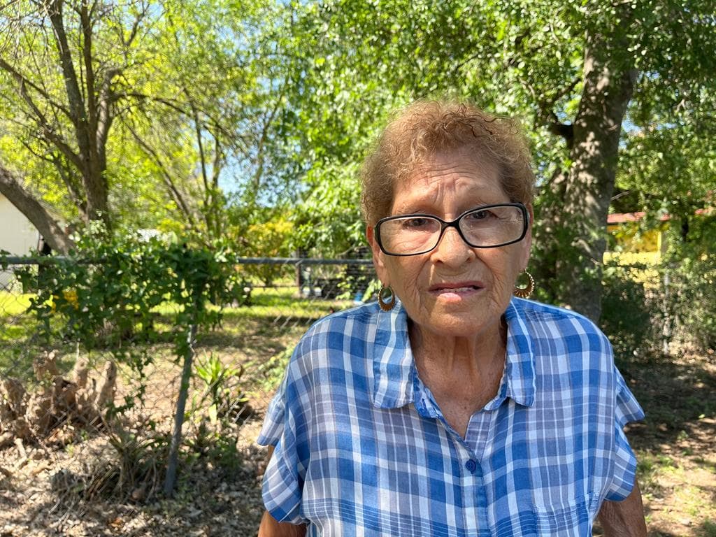 María Alvarez tiene 80 años y lleva más de 50 viviendo al final de la calle que conduce hasta la primaria Robb. 
<b>"Recuerdo como los 'kids' pasaban y me decían 'bye'".</b>
<br>
<br>Habla y se le siente descolocada por la tragedia en la escuela donde estudiaron sus hijos, nietos, bisnietos y hasta tataranietos. El lugar al que también los llevaba a practicar deporte y por el que siente profundo agradecimiento. El lugar que está casi en la esquina de su casa, en un barrio de viviendas modestas y apacible que el 24 de mayo cambió para siempre. 
<br>
<br>Dice que no escuchó los disparos, pero supo que algo pasaba cuando vio a padres corriendo calle abajo hacia la escuela. Una de sus tataranietas, Monique, estaba dentro del plantel durante la matanza.
<br>
<br>La pequeña está bien. Pero María no encuentra palabras para describir cómo está Uvalde. "No sé, no sé (...) Uno que ha vivido aquí toda la vida, en esta calle..."