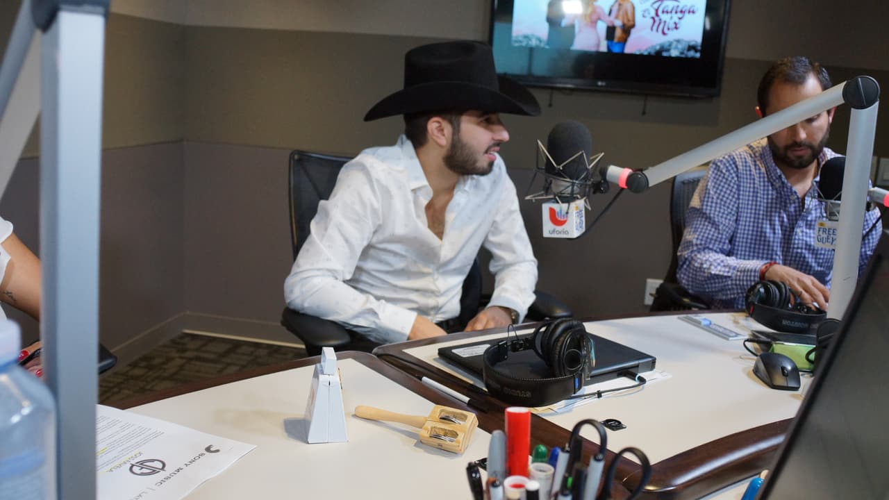 Joss Favela llegó con guitarra en mano a la cabina del Free-guey show y nos deleitó con su música.
