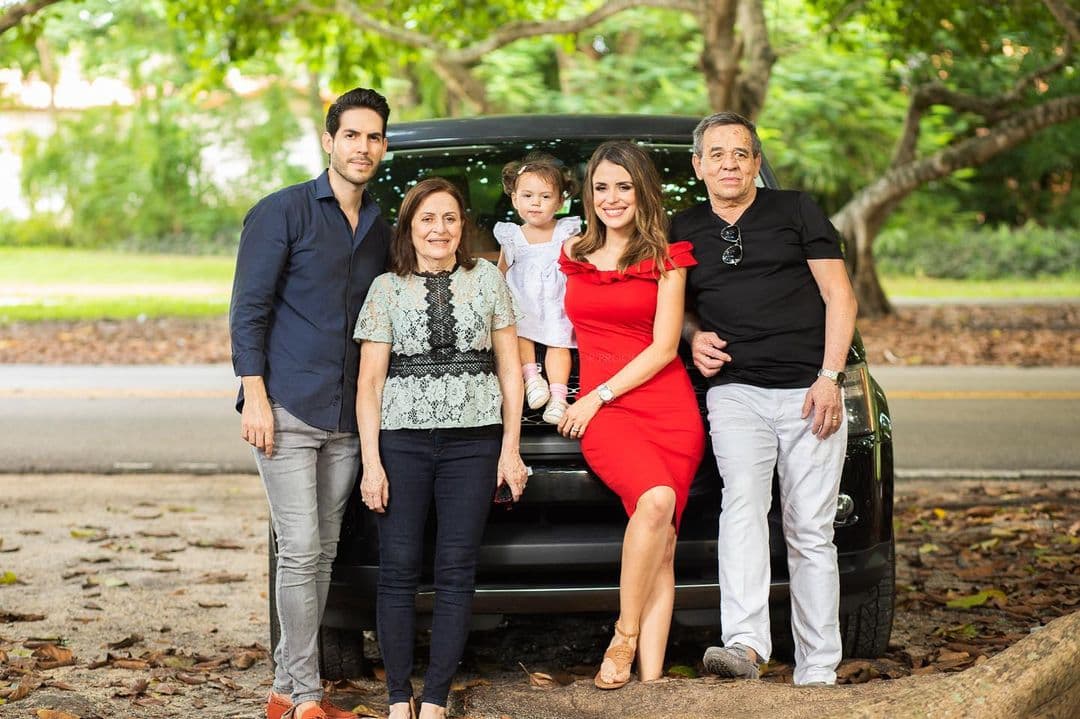 La familia de la querida Carito Sarassa, muy unida como siempre, deseándote felices fiestas.