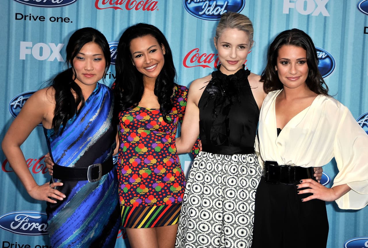 En el texto también abordó otra situación que enfrentó durante las grabaciones de la exitosa serie y de la que los fans hablaban: su relación y supuesta rivalidad con su compañera 
<b><a href="https://www.univision.com/noticias/noticias-de-eeuu/lea-michele-reaparece-publicamente-tras-la-muerte-de-cory" target="_blank">Lea Michele </a></b>(a la izquierda de Naya Rivera). 
<br>