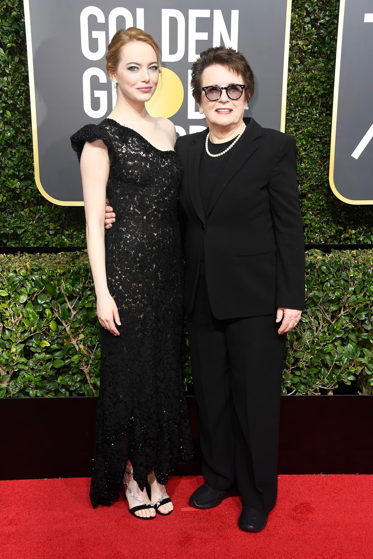 Emma Stone agarra a Billie Jean King, la tenista que fue durante 5 años consecutivos número 1 del mundo. Ella fundó la Asociación Femenina de Tenis y protagonizó el histórico partido contra Bobbie Riggs. Este año Emma Stone interpretó a Jean King en pantalla.