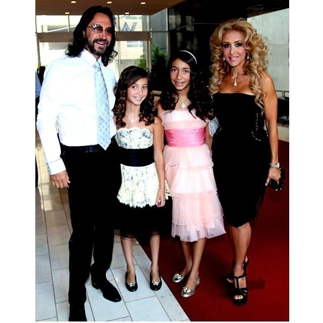 Poco tiempo después, la familia Solís Salas concibió a Marla y Alison.