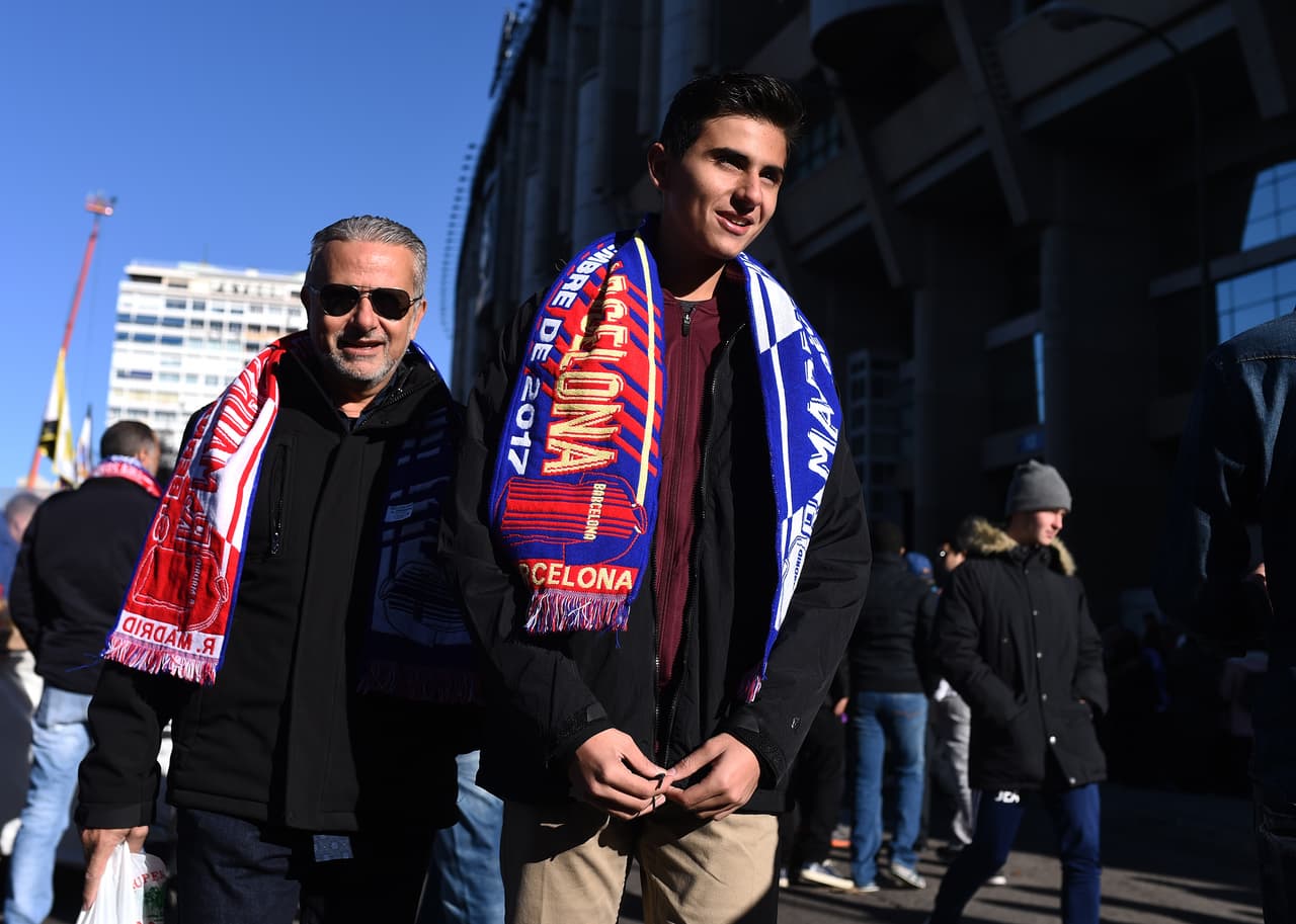 Madrileños, catalanes, extranjeros, en familia, con amigos, todos llegaron con el buen ánimo al estadio de Chamartín para vivir un Clásico Real Madrid-Barcelona más en la previa de la Navidad.