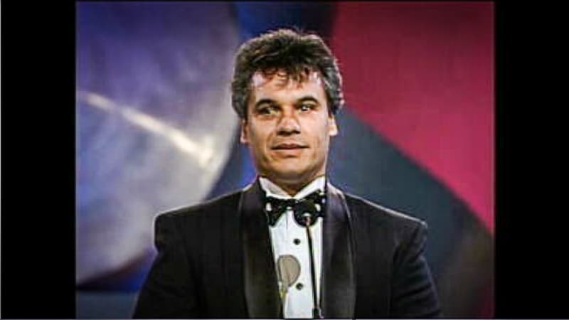 Todo el público se puso de pie para celebrar al Divo de Juárez. Honor a quien honor merece.