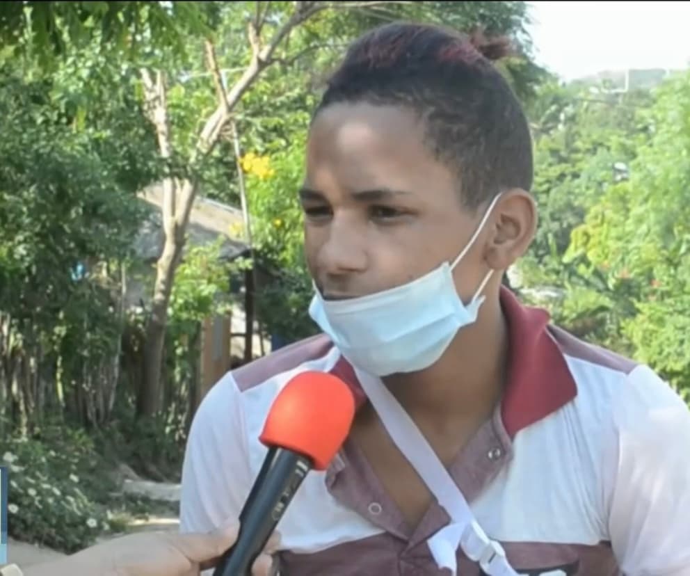 “Fue impactante ver mi mano cortada. Grité y pedí que me llevaran a una clínica para que me la salvaran pero al final no se pudo hacer nada. Esto es muy duro para mí, no lo puedo superar”, recuerda Álvarez, quien hoy está sumido en la depresión, debido a la falta de un trabajo que lo ayude a salir adelante.
<br>