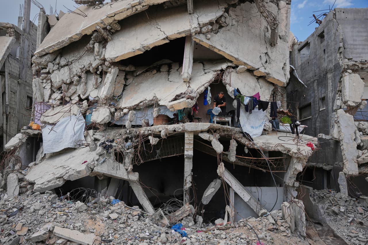 Murid Akhziq, de 43 años, enciende un fuego para cocinar dentro de su vivienda —destruida durante la guerra entre Israel y Hamás— en la ciudad de Gaza, el martes 6 de octubre de 2026.
