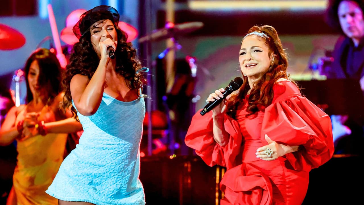 Gloria Estefan y Nathy Peluso prenden el baile en Latin GRAMMY con 'La Vecina' y 'Chirriqui Chirri'