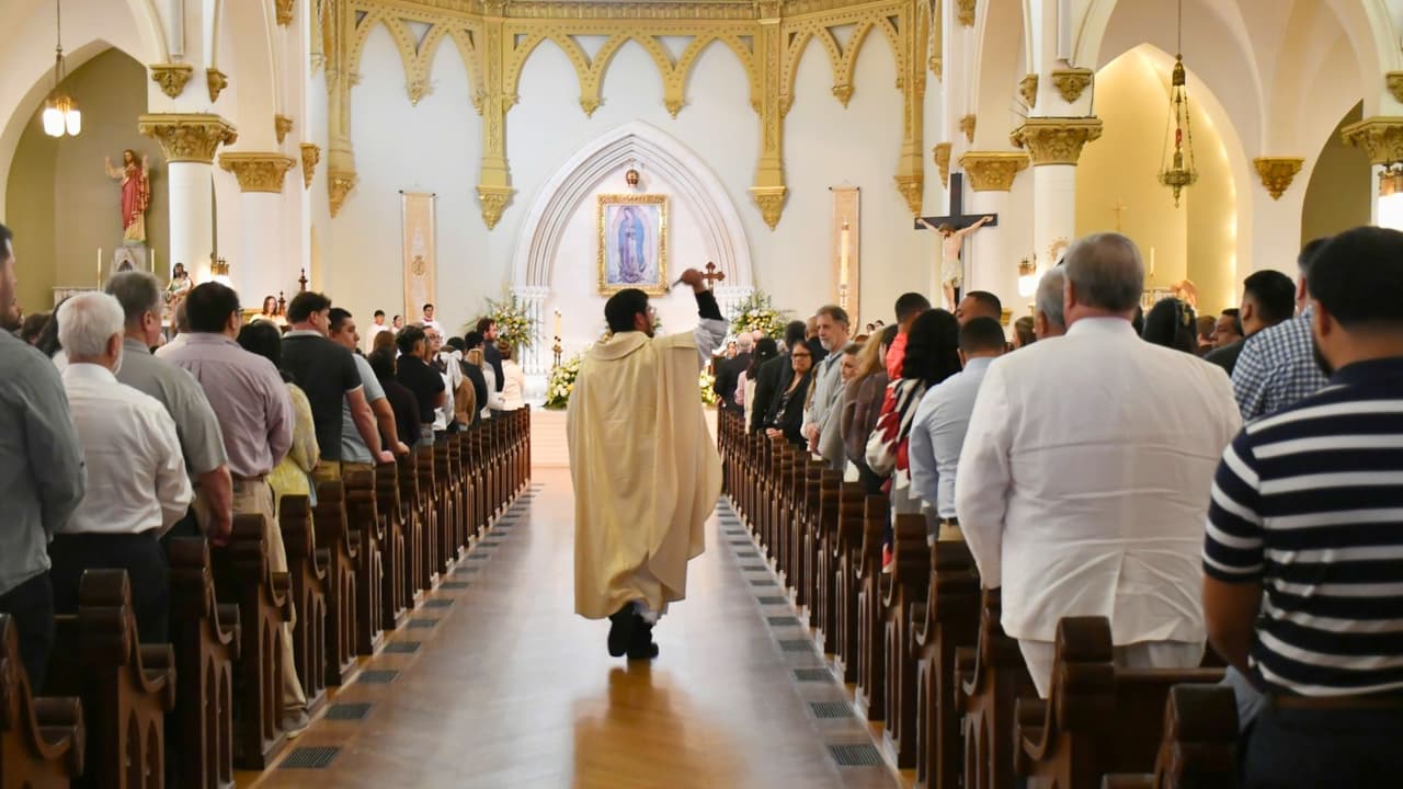 En pleno corazón de Dallas, la Catedral Santuario Nacional de Nuestra Señora de Guadalupe 
<a href="https://maps.app.goo.gl/Mc2Hw4CTGksnoo8x5" target="_blank">(2215 Ross Avenue) </a>trae 
<b>un mes lleno de celebraciones, cultura y música</b>. Desde 
<b>las tradicionales fiestas de la Virgen de Guadalupe hasta un concierto gratuito con la Ópera de Dallas</b>, estos eventos prometen unir a la comunidad en espíritu navideño.