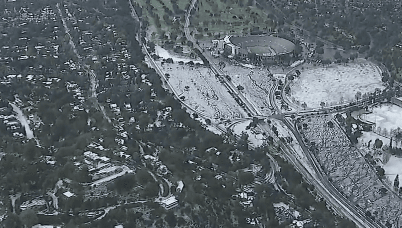 Tras cinco días de intenso calor, el frío,
<a href="https://www.univision.com/local/los-angeles-kmex/granizo-lluvias-vientos-tiempo-los-angeles" target="_blank">fuertes lluvias</a> y una intensa granizada llegaron sorprendiron a residentes en las ciudades como Pasadena, Oak Park, hesperia y varias zonas de Los Ángeles.