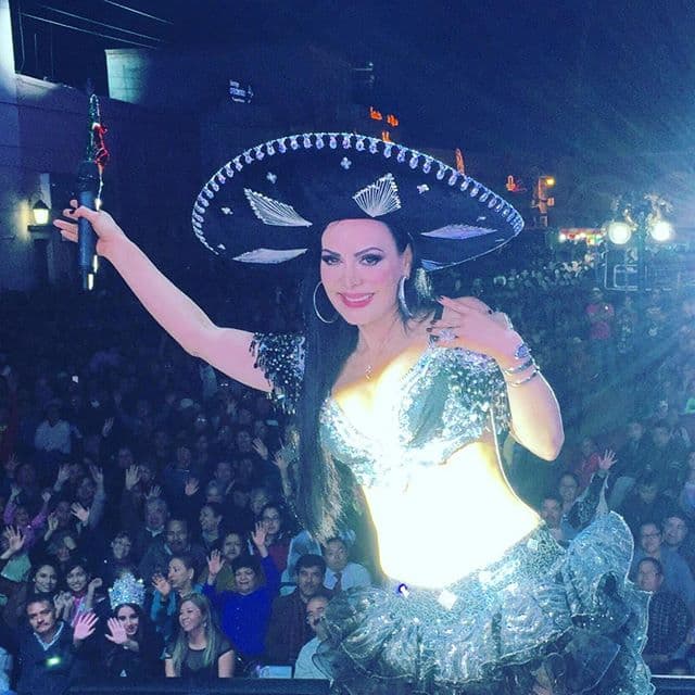 La cantante, actriz y presentadora de televisión es nacida en Costa Rica, pero naturalizada mexicana.