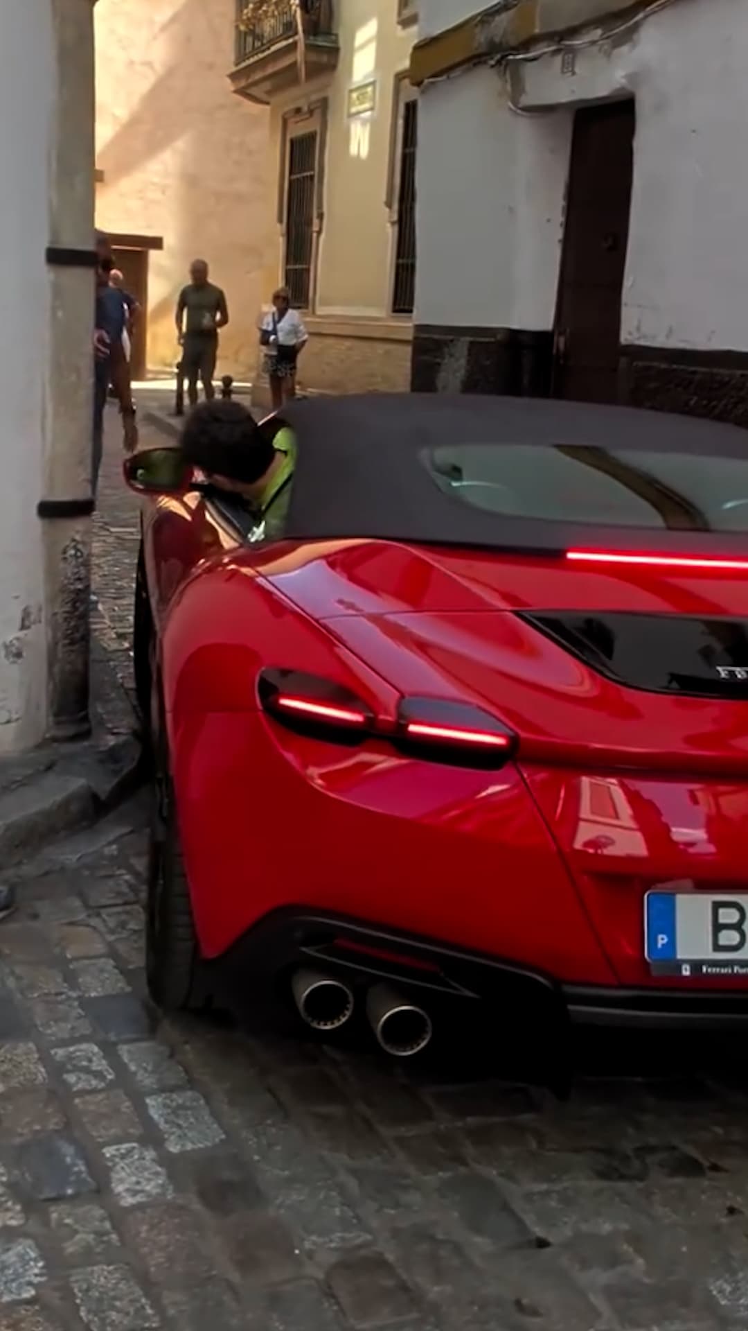 Ferrari queda atorado en una calle de Sevilla; el conductor podría recibir una multa