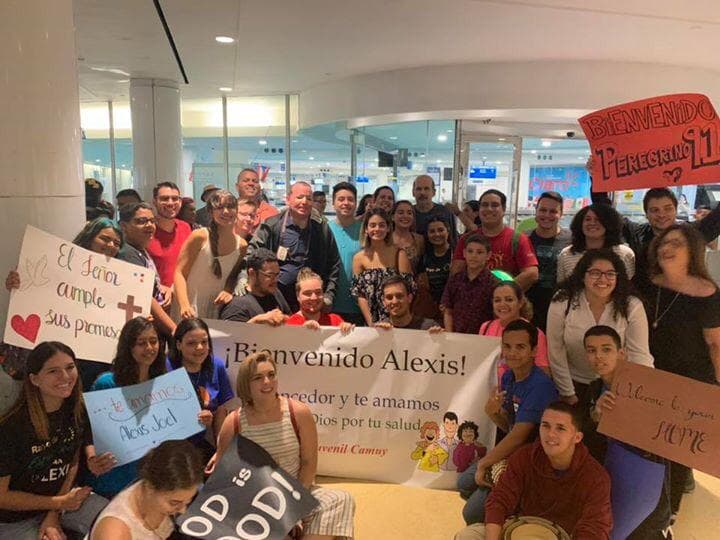 Familiares y amigos de Alexis Hernandez lo reciben en Puerto Rico tras siete meses de recuperación en San Antonio. El joven estaba recluído en un hospital especializado en quemaduras.