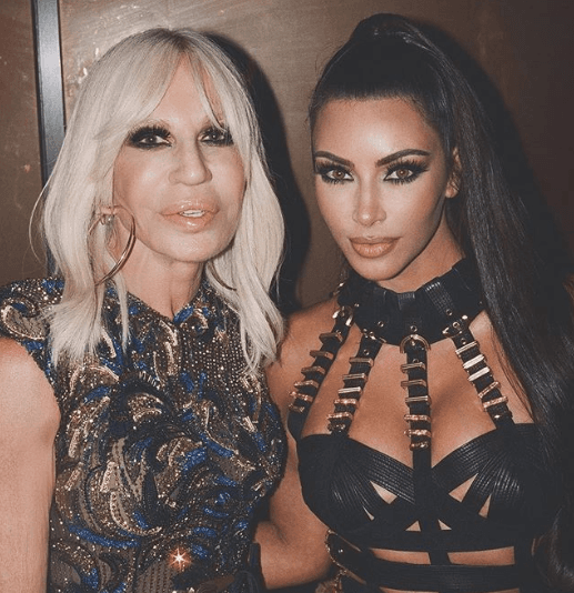 Para el 'after' de la Met Gala 2018, la socialité fue aplaudida en medios como Elle, Vogue y la revista ¡Hola! por su diseño casi idéntico al que usó Donatella Versace para el mismo evento en 1992.