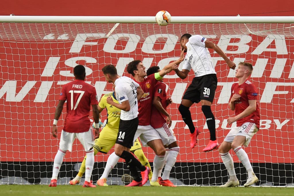 A los 10’ de juego, LASK mandaba un balón al travesaño buscando el milagro en el Old Trafford.