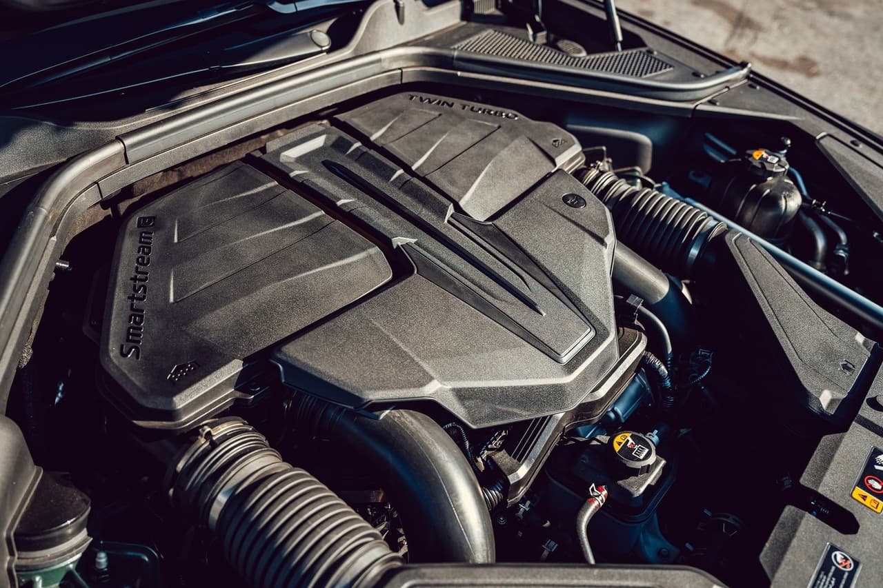 En el apartado mecánico, la GV80 llega con dos tipos de motorizaciones: un 4 cilindros de 2.5 litros turboalimentado y un V6 de 3.5 litros doble turbo. Su transmisión es una automática de 8 velocidades que se encarga de enviar la potencia a las ruedas traseras, con la opción de equipar un sistema de tracción integral y un diferencial de deslizamiento limitado controlado electrónicamente.