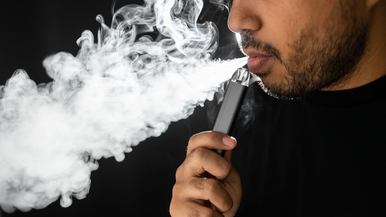 <h3 class="cms-H3-H3">¿Qué son los cigarrillos electrónicos y cómo funcionan? 🔎</h3>
<br>Los cigarrillos electrónicos son dispositivos que calientan un líquido para producir un aerosol que se inhala. Aunque parecen inofensivos,
<b> este aerosol puede contener nicotina, saborizantes y químicos dañinos. </b>