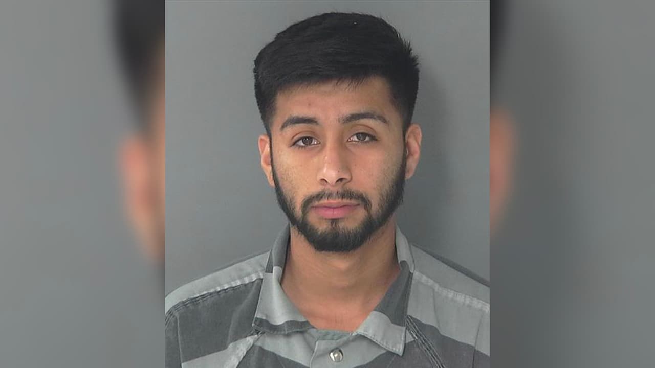 Eduardo Mario Burgos, 21 años. Está acusado de lesiones en contra de un miembro de su familia. Su última dirección conocida es en la calle Rainbow Lane, en New Caney, Texas.