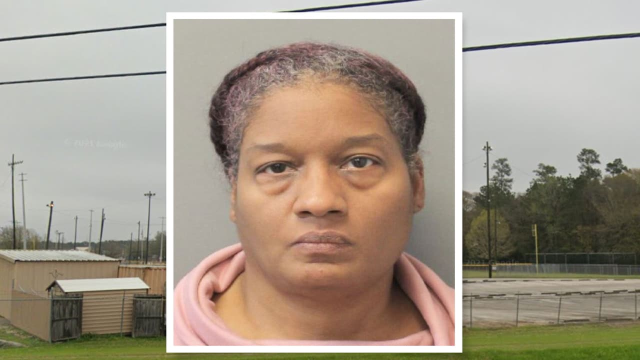 Fijan fianza de $7,600 a la mujer acusada de hostigar a una niña, agarrarla por la camisa y luego arrastrarla 