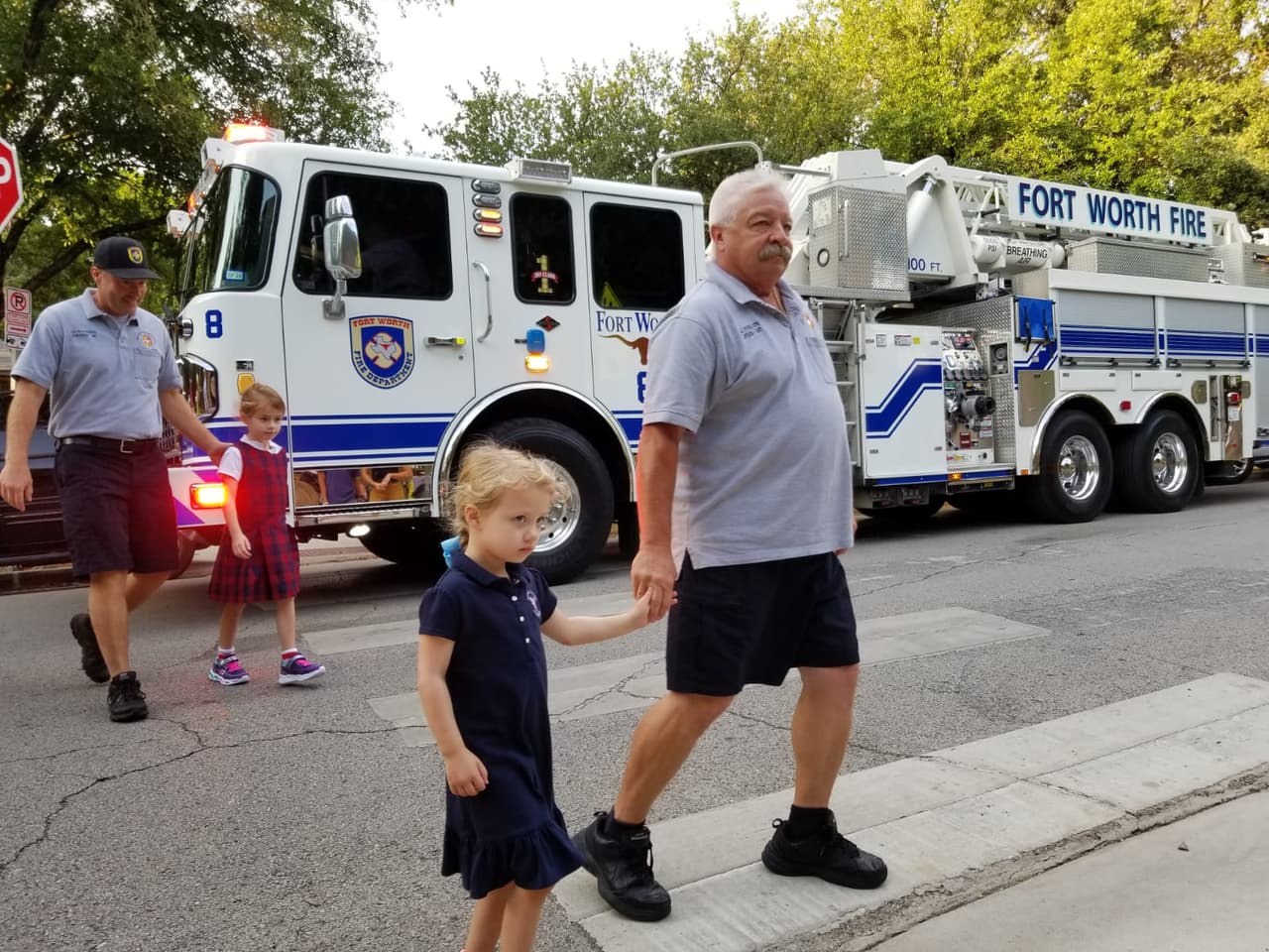 En los predios se vieron algunos camiones de bomberos mientras los padres guiaban a sus hijos tomados de la mano.