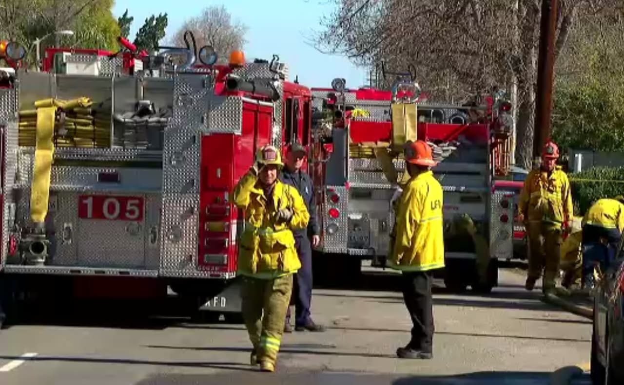 Mueren dos personas en un incendio en West Hills