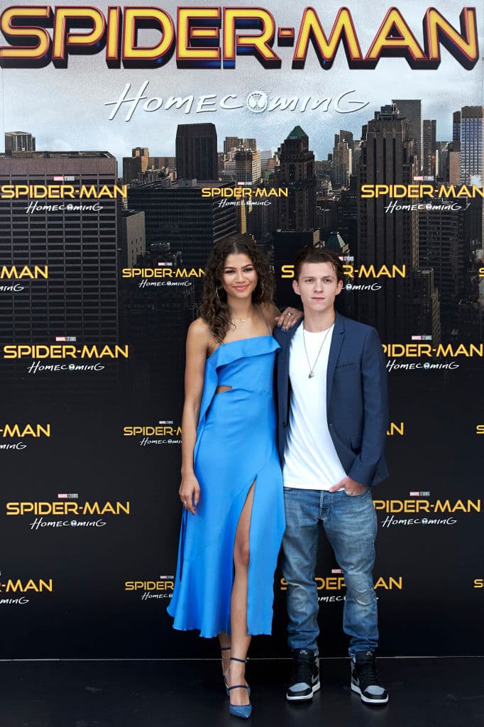 <b>Zendaya y Tom Holland</b>
<br>Una de las parejas favoritas del momento. Los jóvenes actores se enamoraron en las cintas de ‘
<a href="https://www.univision.com/famosos/maldicion-de-las-parejas-protagonistas-en-peliculas-de-spider-man">Spider Man</a>’ y hace poco confirmaron su relación.