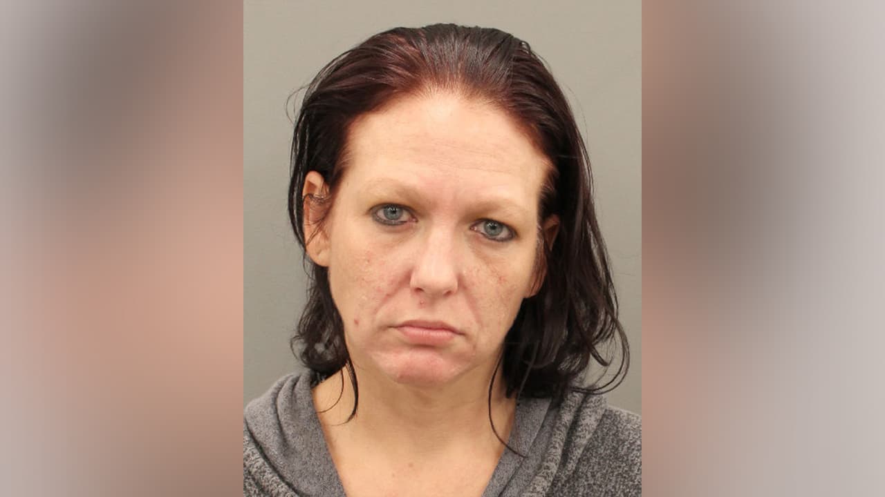 Casey Lee Brewer, enfrenta cargos por represalias.