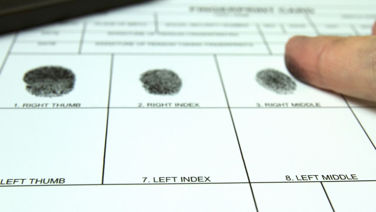 El USCIS puede usar sus
<a href="https://www.uscis.gov/newsroom/news-releases/uscis-announces-fy-2021-accomplishments#:~:text=Promoting%20Naturalization%3A%20During%20FY%202021,U.S.%20citizens%2C%20including%20derivative%20citizens.%5C" target="_blank">datos biométricos </a>anteriores. (Entre marzo y septiembre de 2021, reutilizaron datos biométricos para alrededor de 838,000 solicitantes). En este caso, le notificarán, pero no le devolverán su dinero.