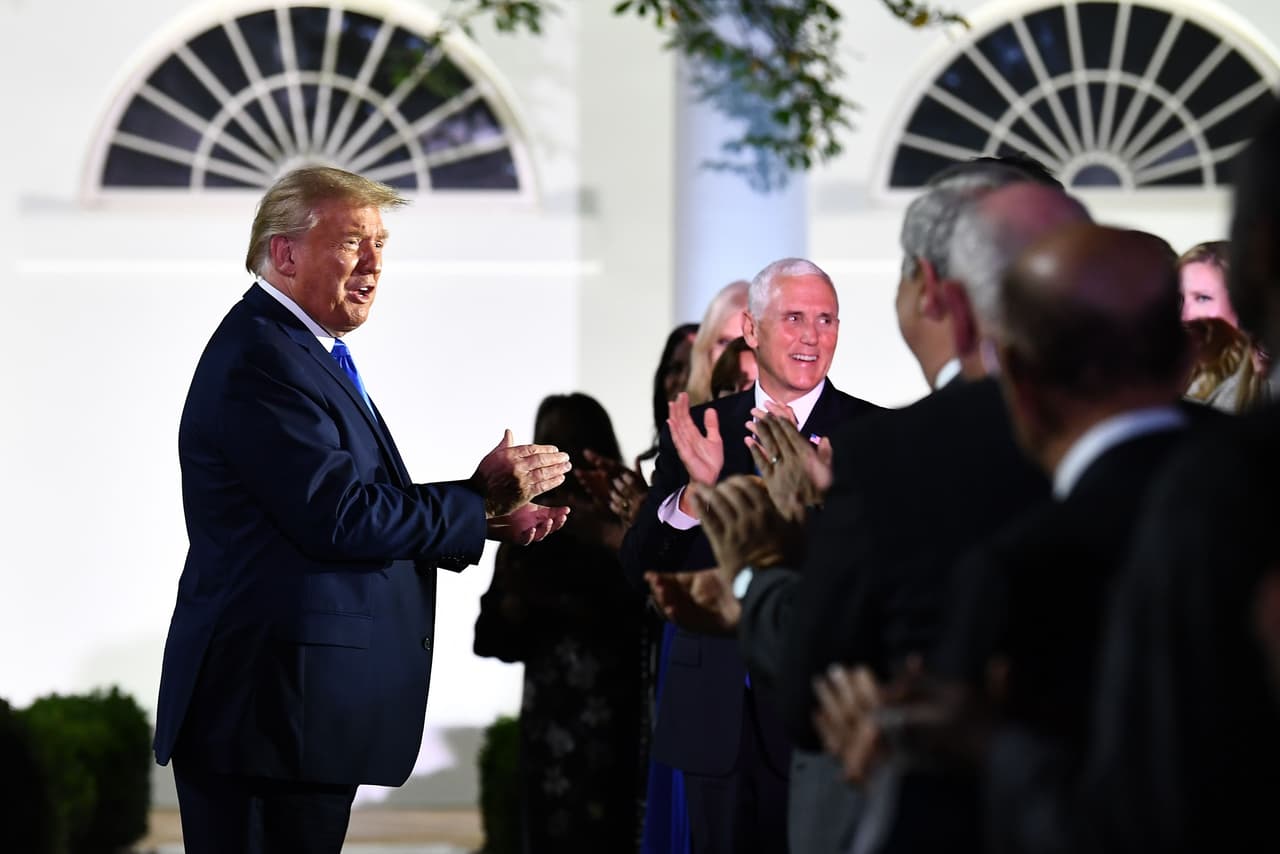 Antes de la intervención de la primera dama, Trump y Pence salieron al renovado Jardín de las Rosas para unirse a un grupo que escuchará el discurso de Melania Trump.