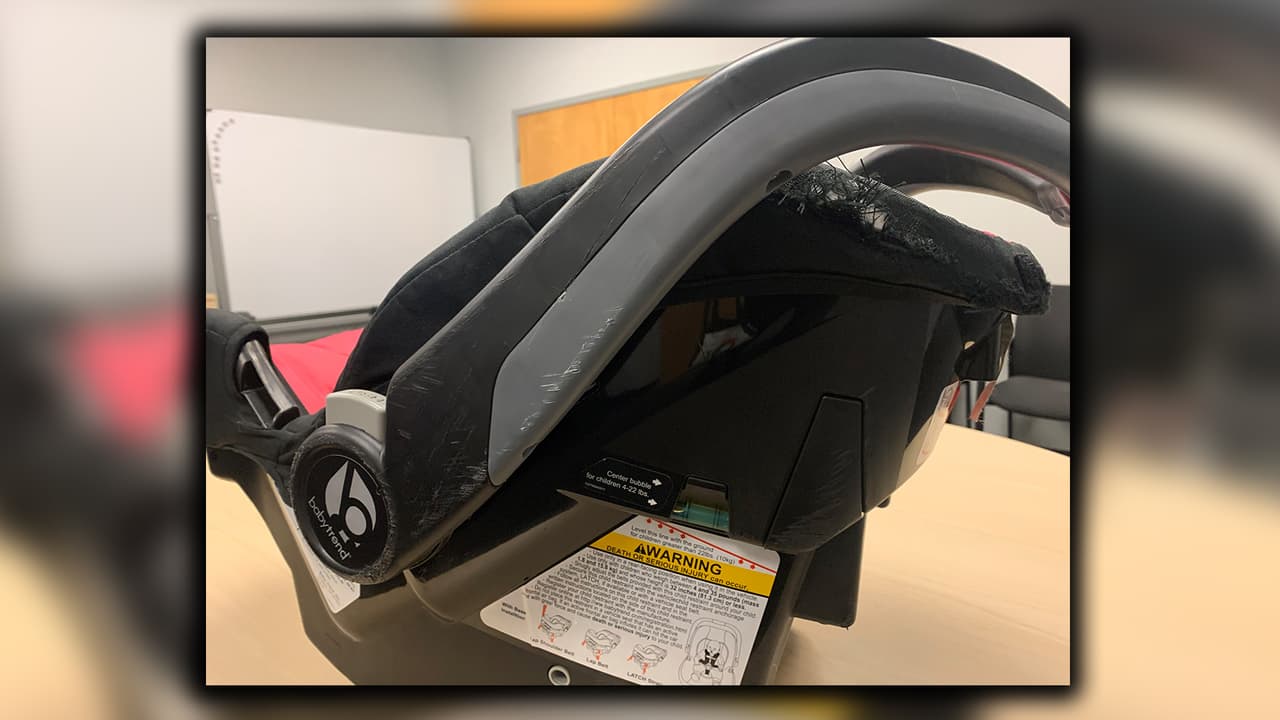 La mujer fue atendida por las heridas sufridas en la caída. Su hijo no resultó herido, pero el asiento de seguridad se daño con la caída.