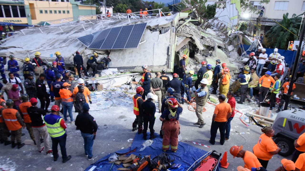 <b>Buscan sobrevivientes tras derrumbe de edificio en República Dominicana: una persona falleció</b>
<br>
<br>El cadáver de una mujer fue recuperado durante la madrugada del jueves entre los escombros. Por otra parte, otra víctima atrapada puedo ser rescatada luego de 12 horas de trabajo.