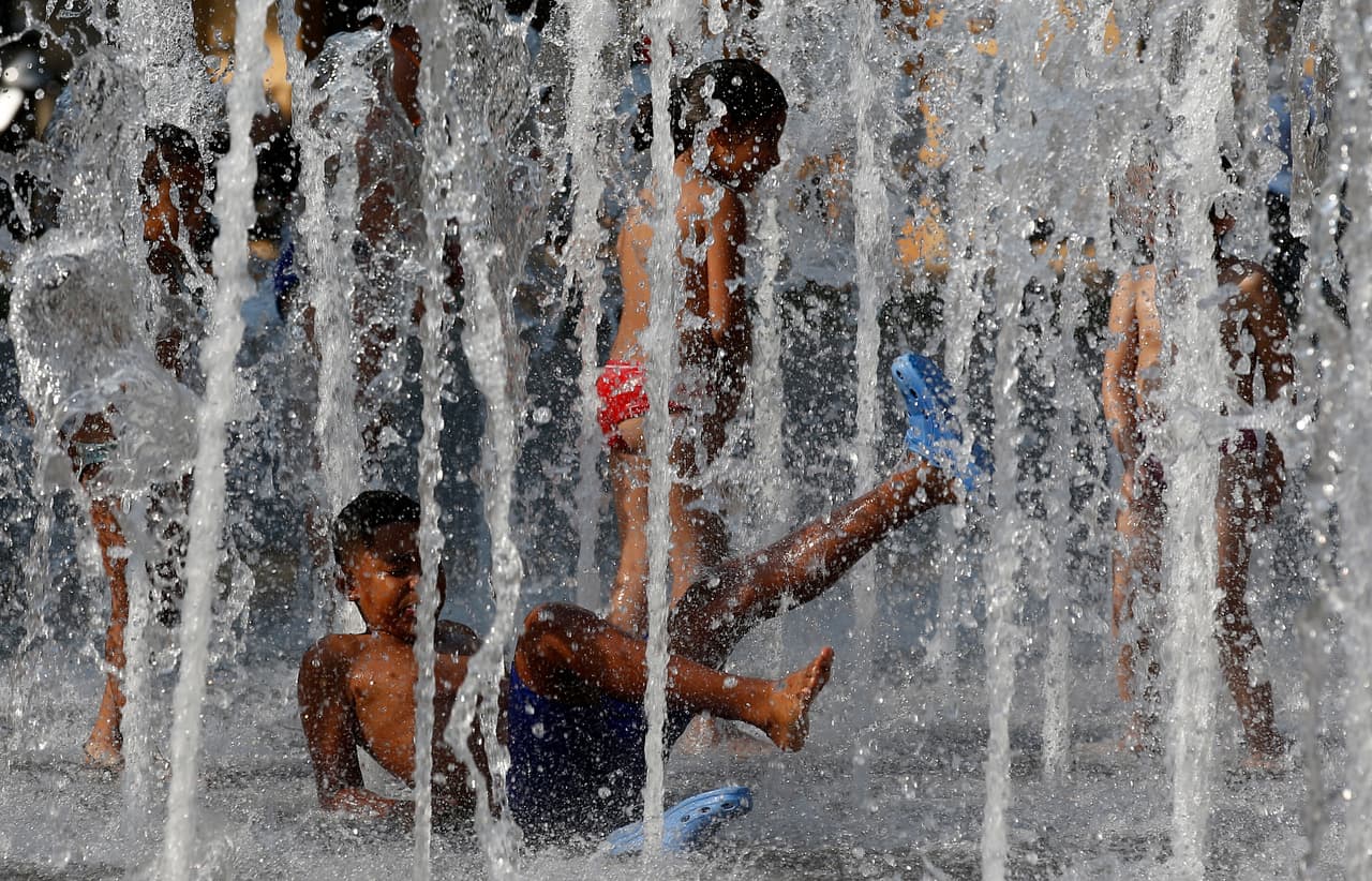 Desde 1975, se han registrado 
<a href="https://elpais.com/politica/2018/07/30/actualidad/1532955967_824181.html">56 olas de calor en la Península y Baleares y 37 en Canarias</a>. Hasta ahora, el verano con más olas de calor fue el de 2017, cuando se produjeron cinco.