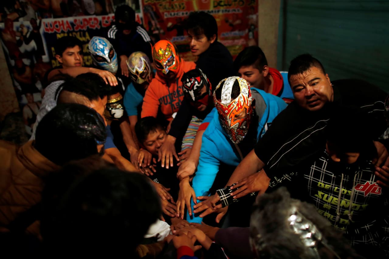 Los luchadores se saludan antes de iniciar la jornada extrema en el cuadrilátero. Luego, una vez están sobre él, no hay regla que valga, así es el espectáculo. (Foto de Carlos Jasso/Reuters)