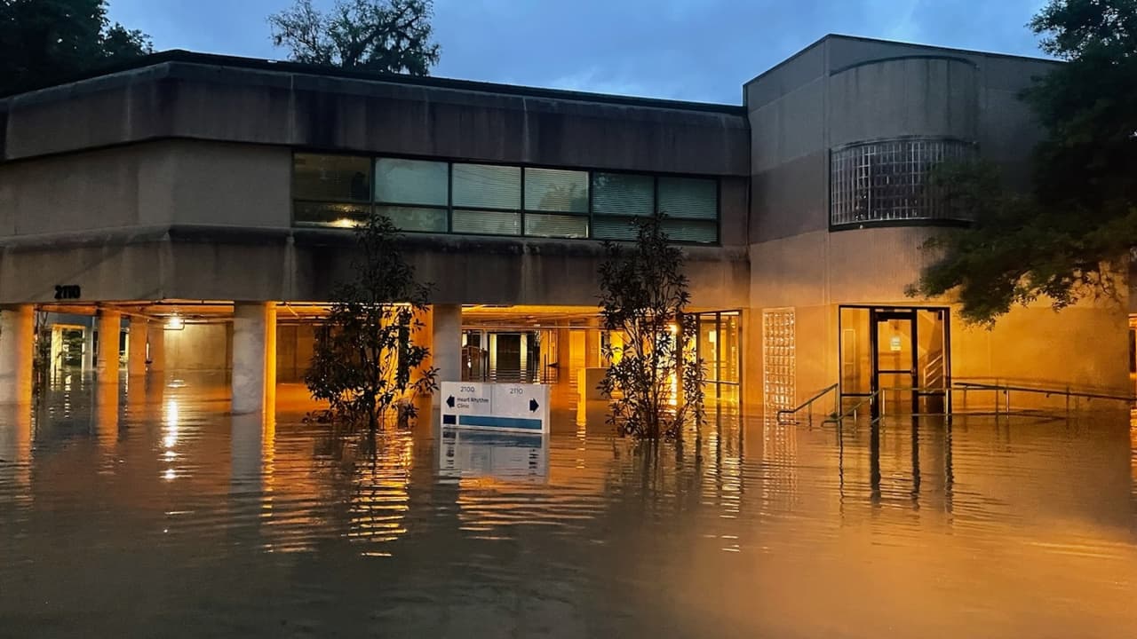 En la ciudad de Tallahassee, residencias y negocios se vieron afectadas por el impacto de la tormenta,
<b>provocando inundaciones con acumulados entre 7 y 14 pulgadas</b>.