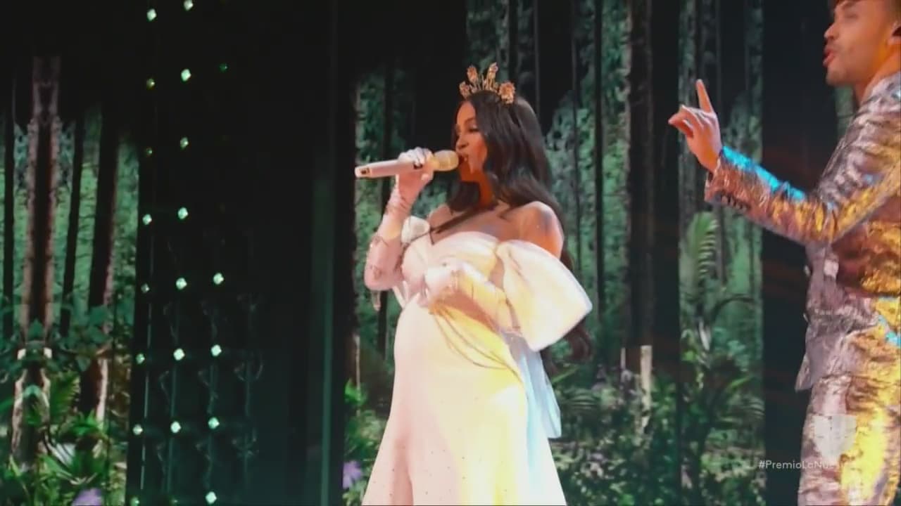 Fue durante su performance al lado de Prince Royce que su vientre se robó el show.