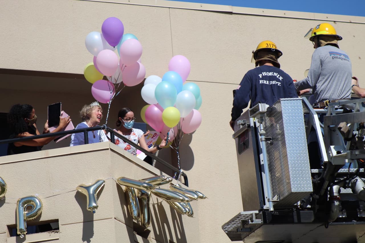 Su familia le celebró sus 100 años con una serenata desde una máquina de bomberos para evitar ponerla en riesgo