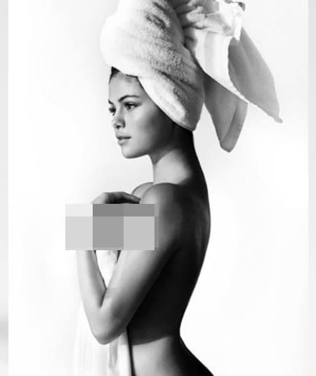 No es la primera vez que 'Sel' posa casi al descubierto, se nota que le fascina alborotar a sus fans de esta manera.